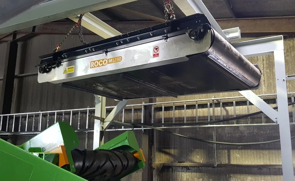 Large magnet over a conveyor belt